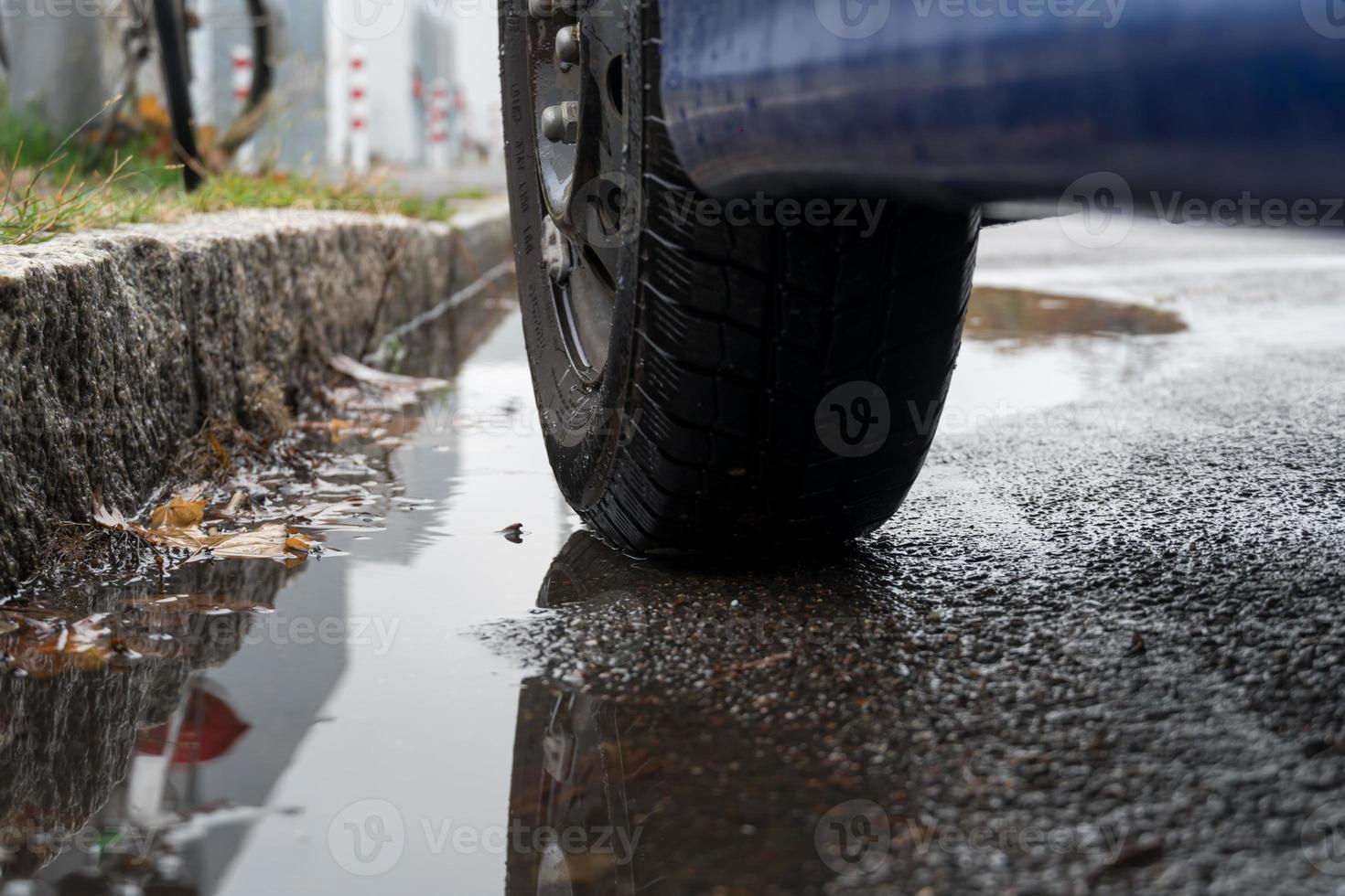 ruota di automobile in una pozzanghera foto