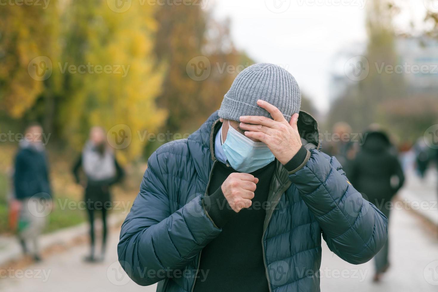 tosse usando una maschera protettiva foto