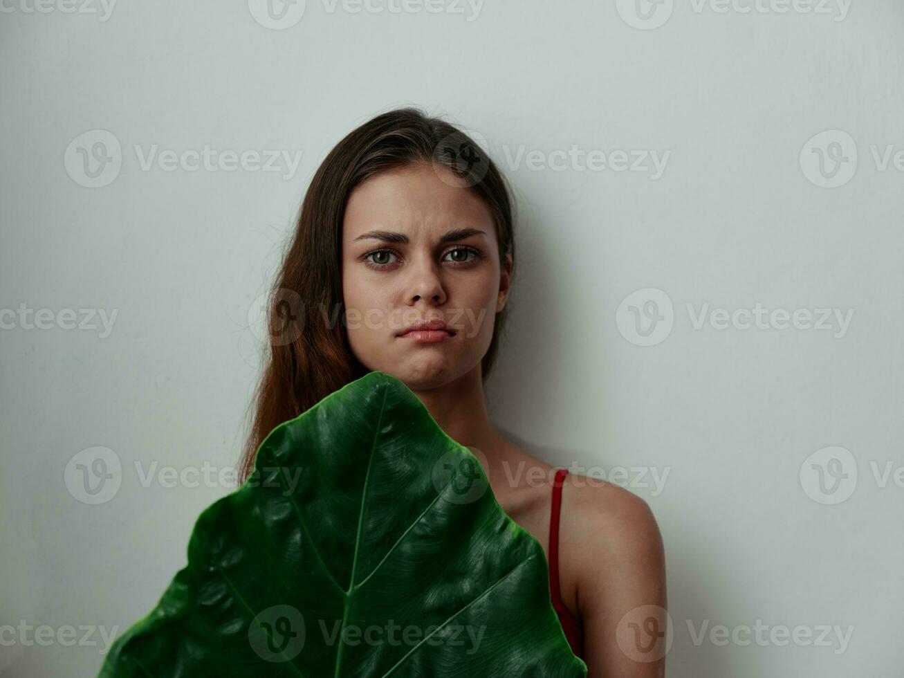 bella donna verde palma foglia rosso capelli emozioni isolato sfondo foto