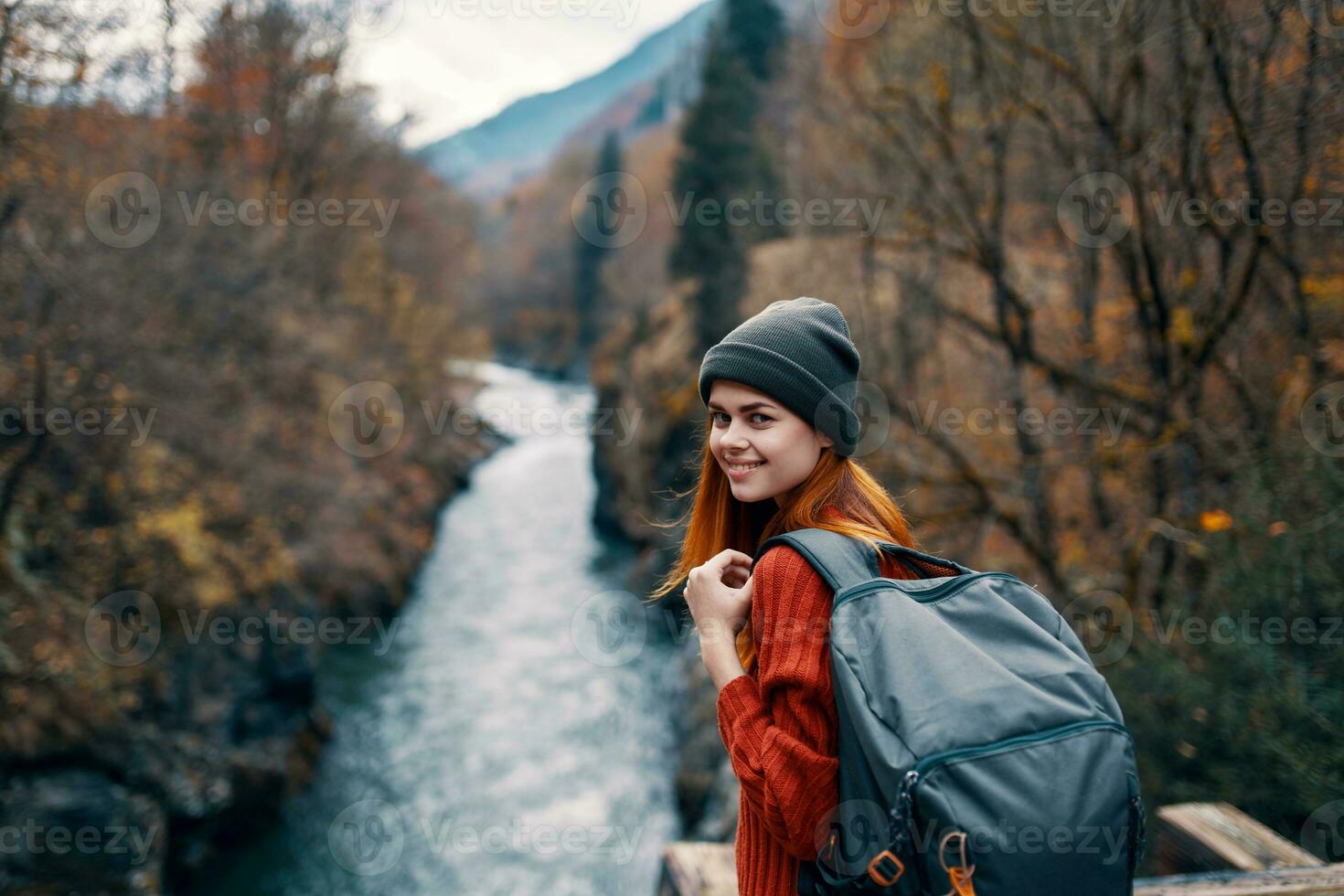 donna escursionista su il ponte vicino il fiume montagne viaggio natura foto