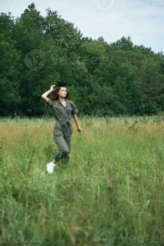 donna nel il prato fresco aria passeggiate su il erba viaggio stile di vita foto