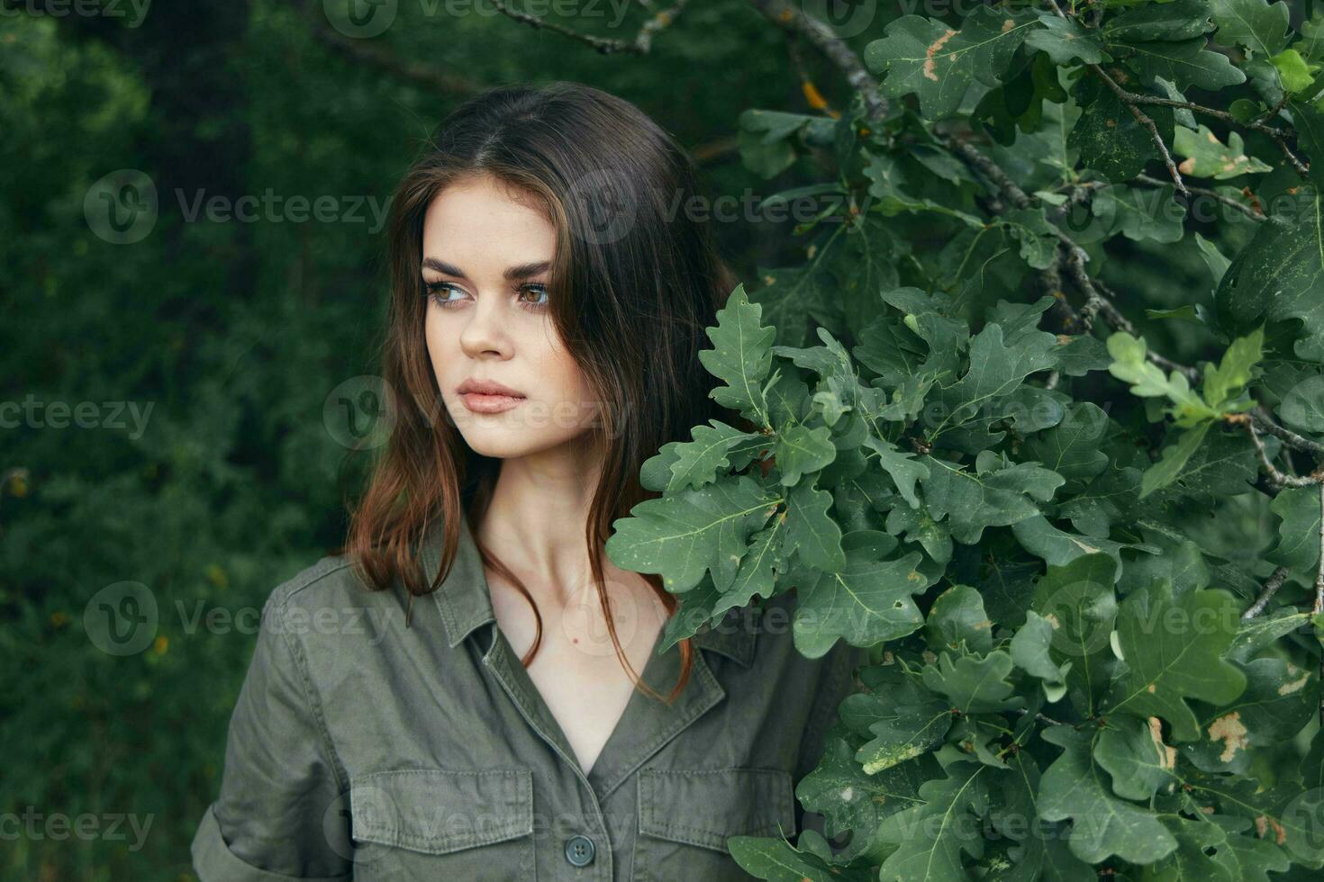 donna nel il foresta Guarda per il lato di il verde cespuglio avvicinamento fresco aria foto