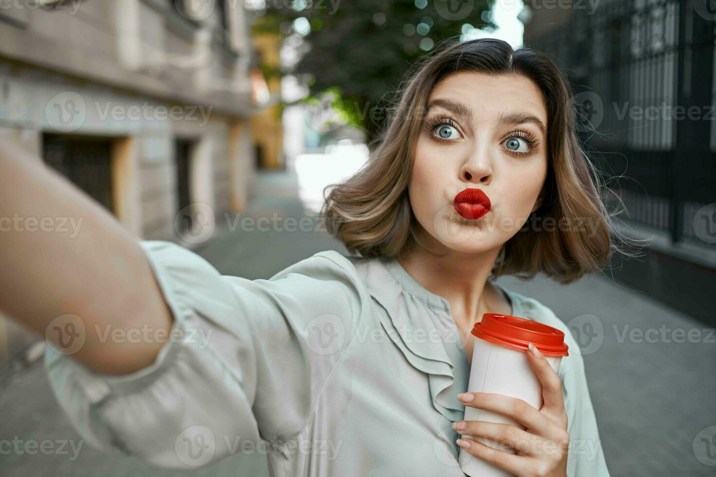 bionda donna nel rosso gonna all'aperto tazza di caffè divertimento foto