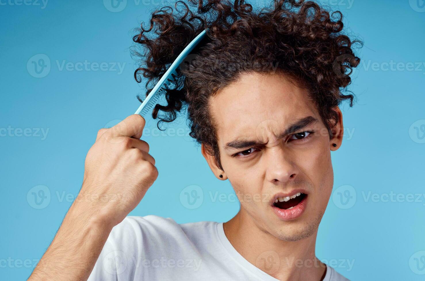 i problemi con pettinatura capelli giovane tipo nel maglietta e pettinatura riccioli modello foto