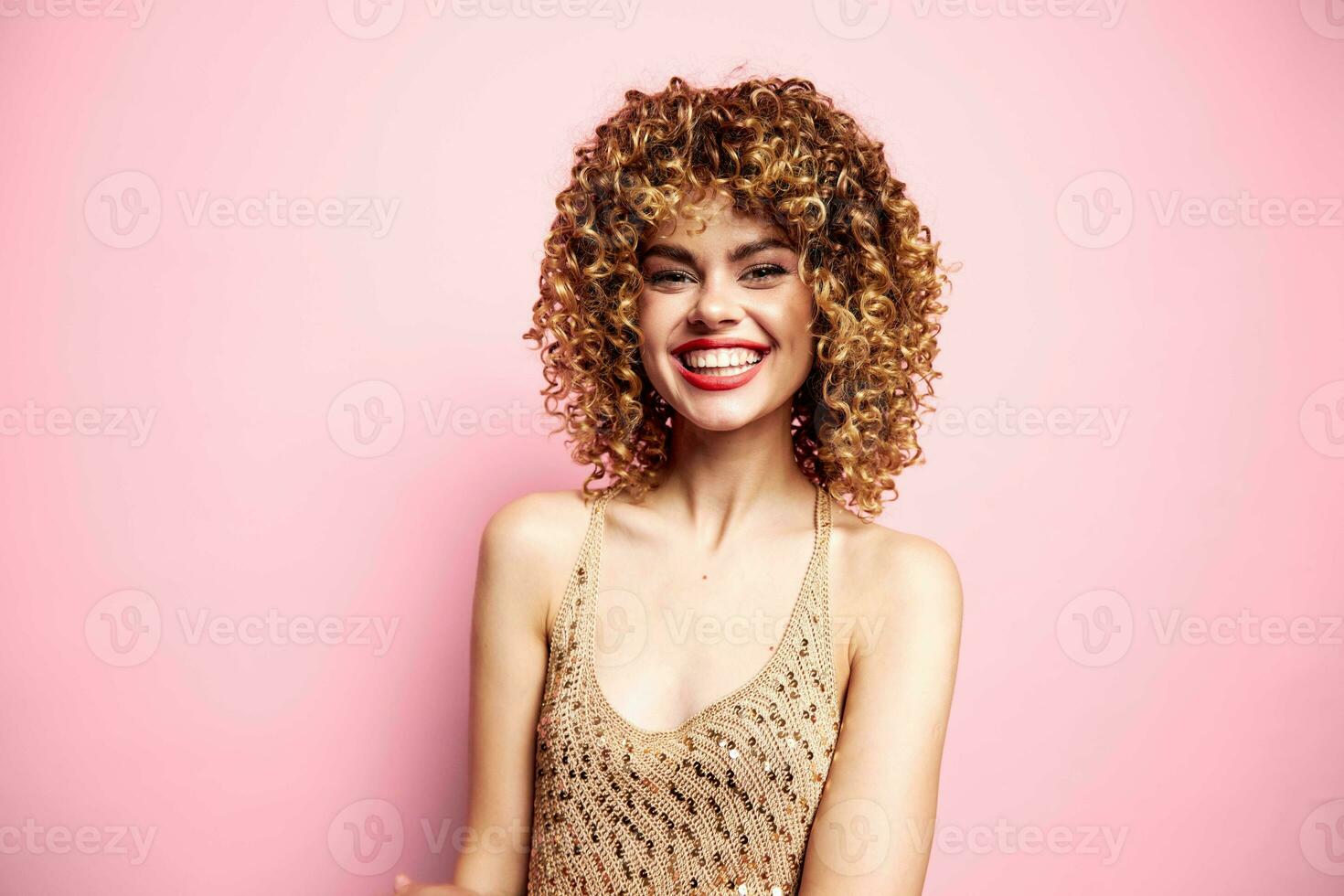 attraente donna contento Sorridi Riccio capelli serbatoio superiore con paillettes fascino modello rosa foto