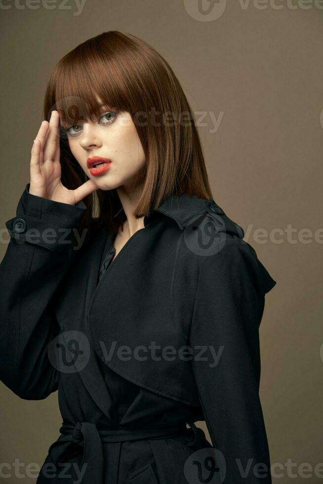 isolato sfondo attraente modello europeo aspetto nero cappotto foto