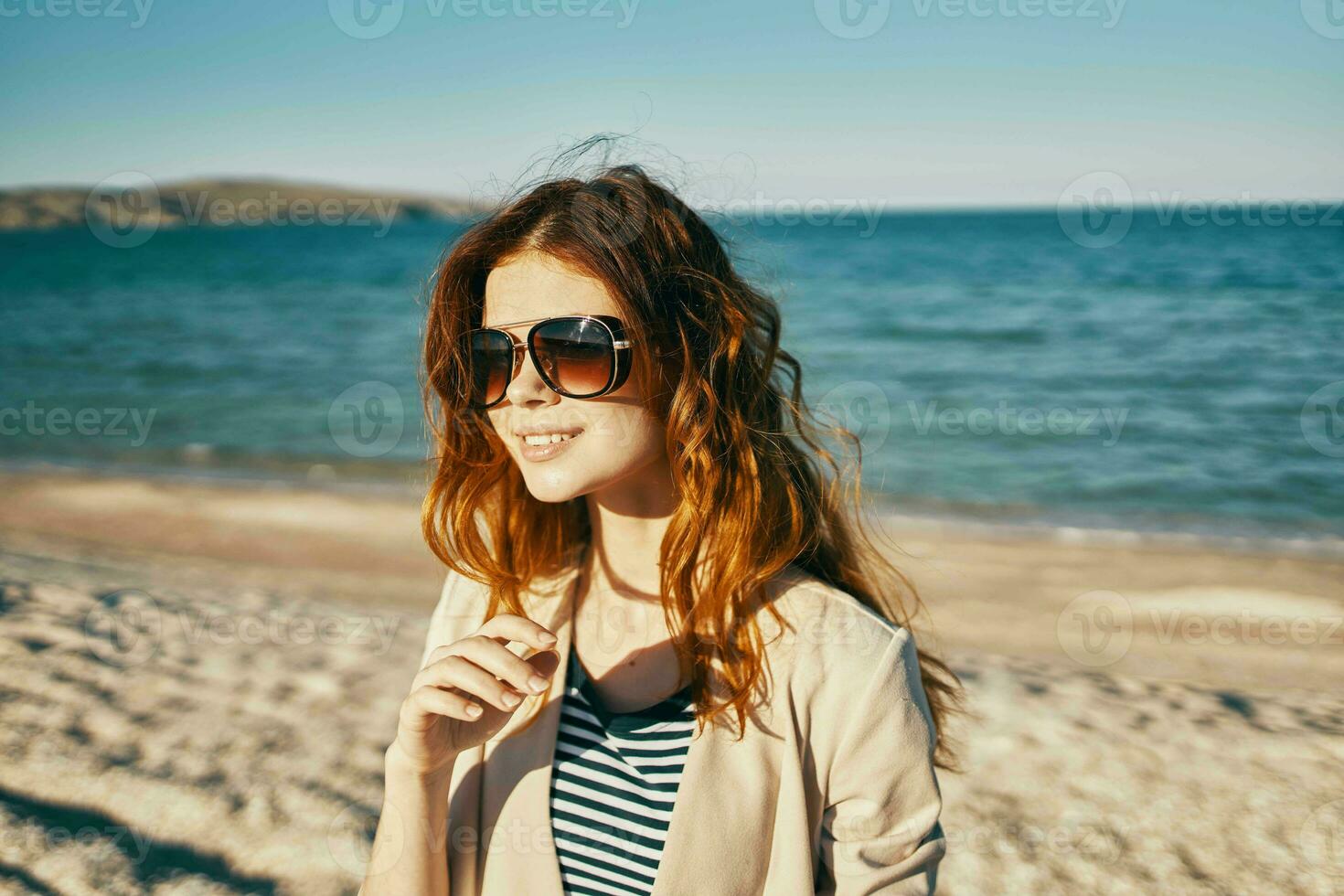 donna nel occhiali da sole su il spiaggia mare paesaggio estate foto