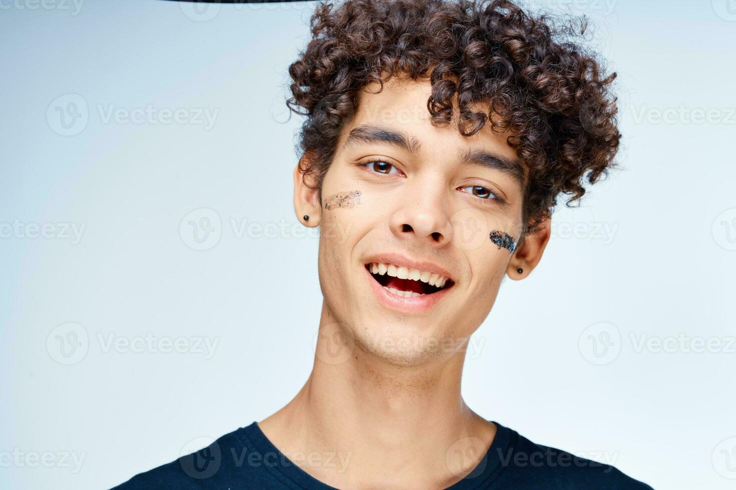 emotivo uomo con Riccio capelli cosmetici pelle cura avvicinamento foto