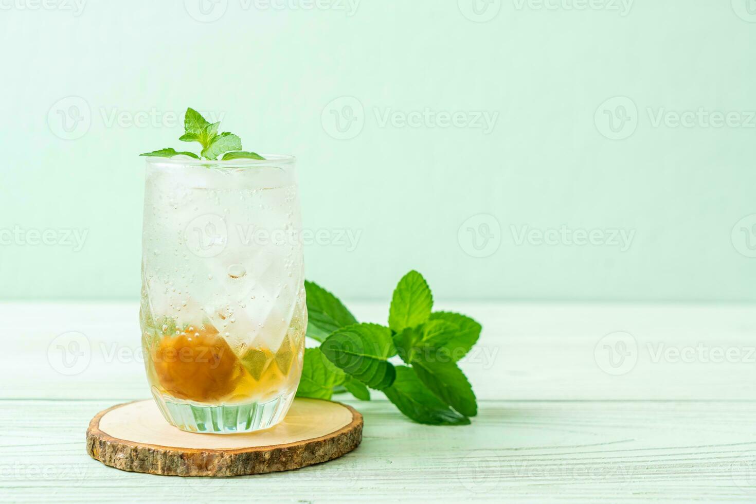 succo di prugna ghiacciato con soda e menta piperita foto