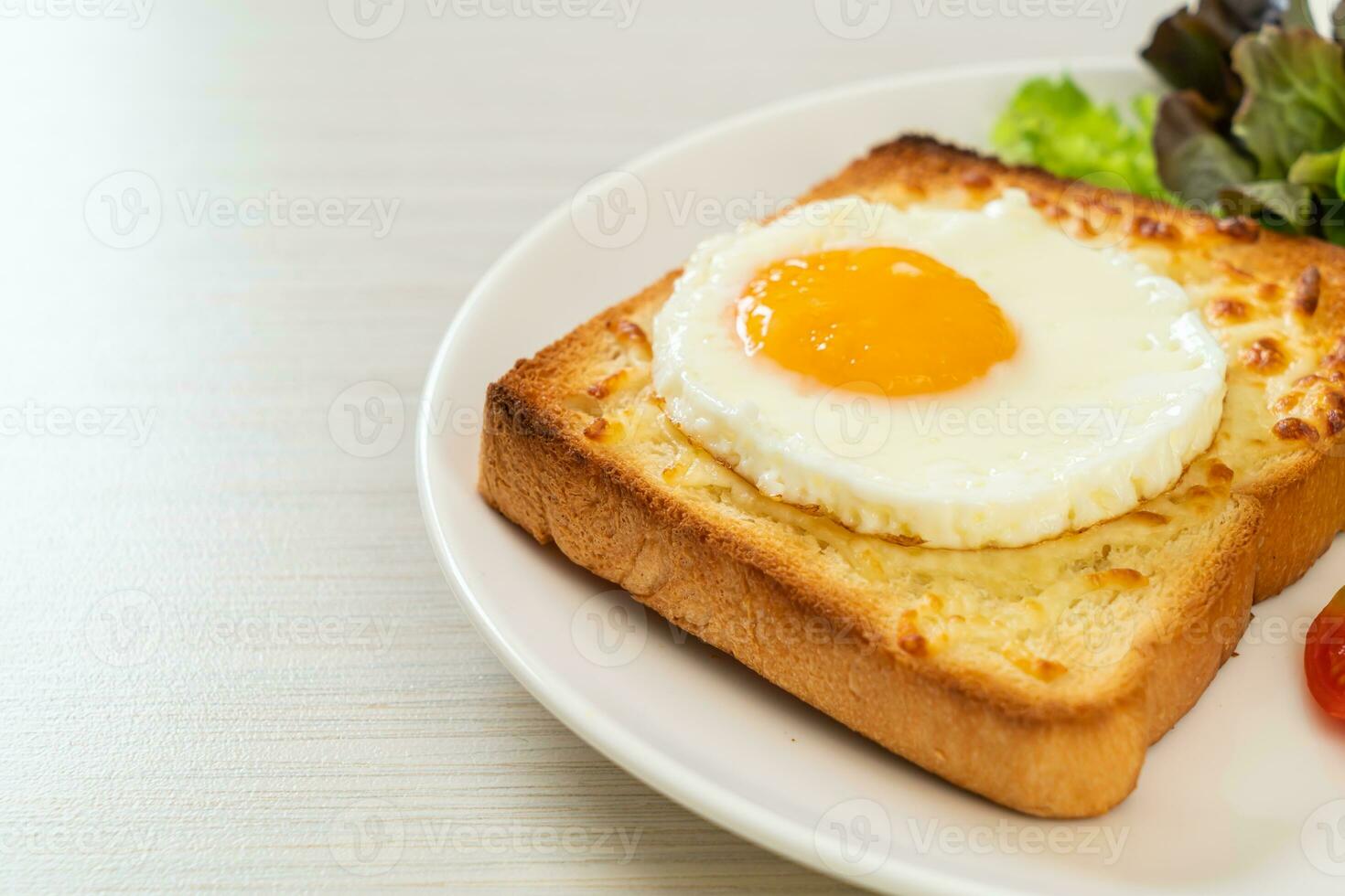 pane tostato con formaggio e uovo al tegamino foto