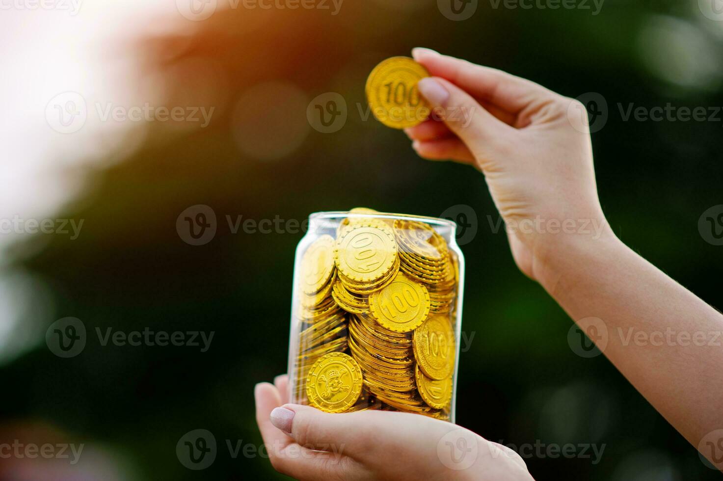 oro monete nel un' bicchiere vaso oro risparmi concetto finanza bancario finanziario pianificazione finanziario stabilità foto