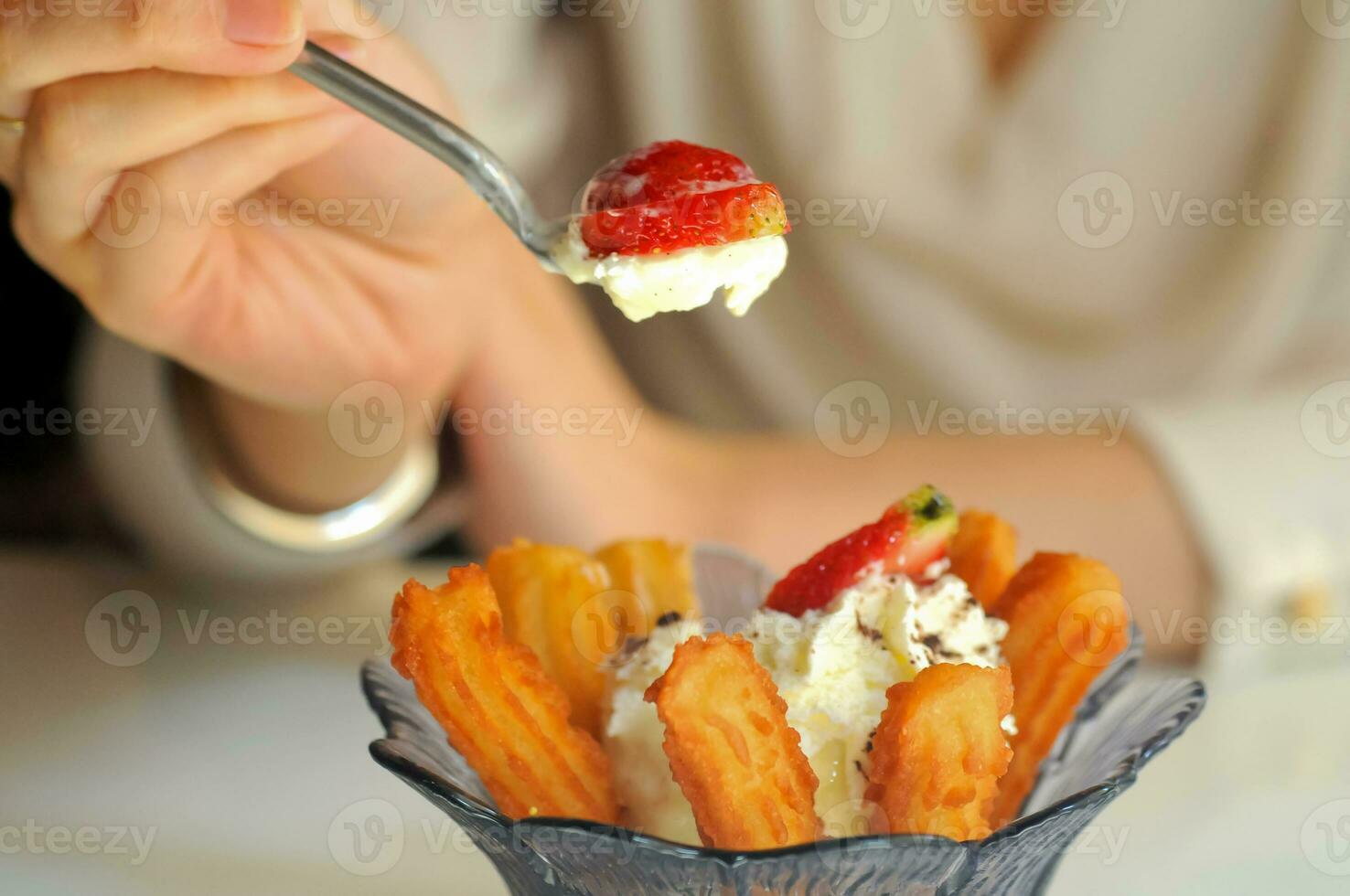 mangiare fragole vaniglia gelato e spagnolo churros foto