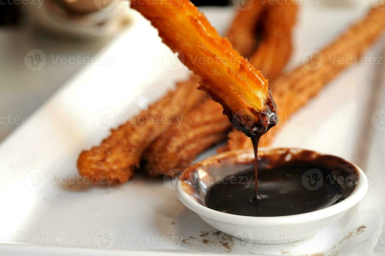 fritte spagnolo churros immersione per caldo cioccolato salsa foto