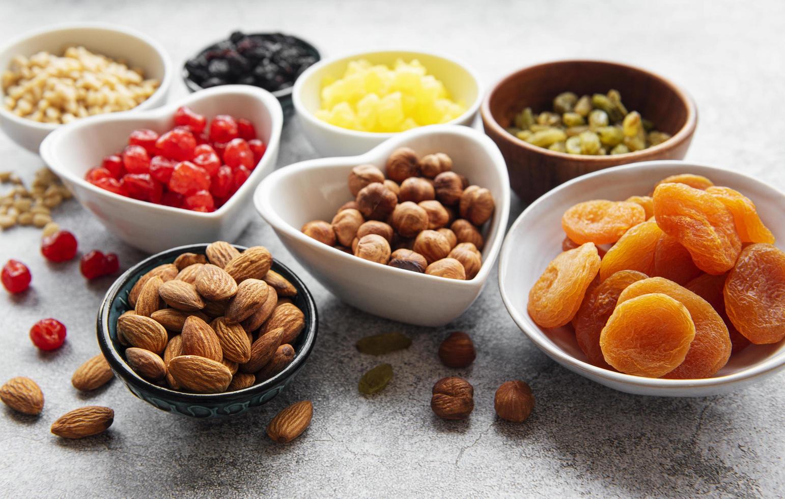 ciotole con vari tipi di frutta secca e noci foto