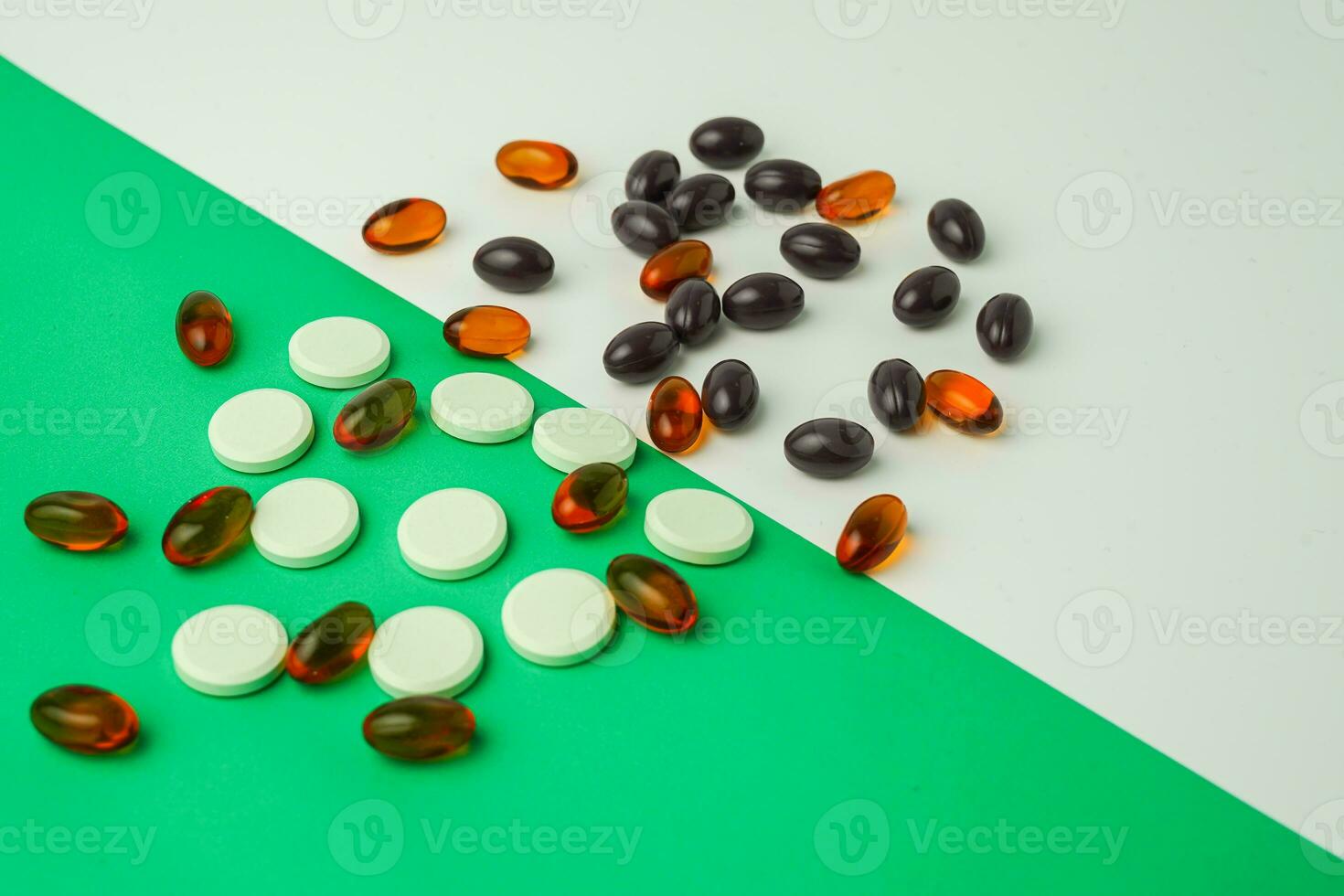 molti diverso tavoletta pillole su colore sfondo, piatto posizione, con copia spazio. foto