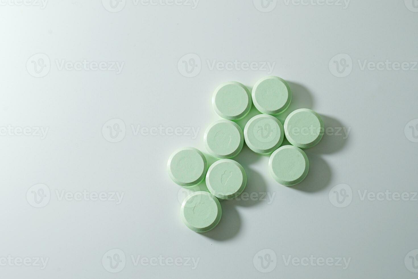 un' mazzo di medicinale pillole e antibiotici, bianca medico compresse, leggero verde, con copia spazio. foto