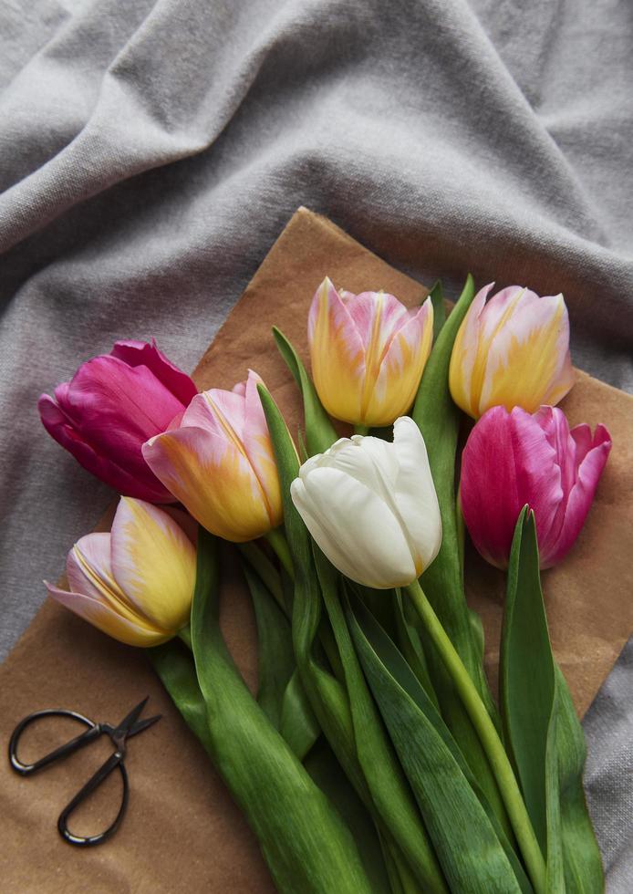 tulipani di primavera su uno sfondo di tessili foto