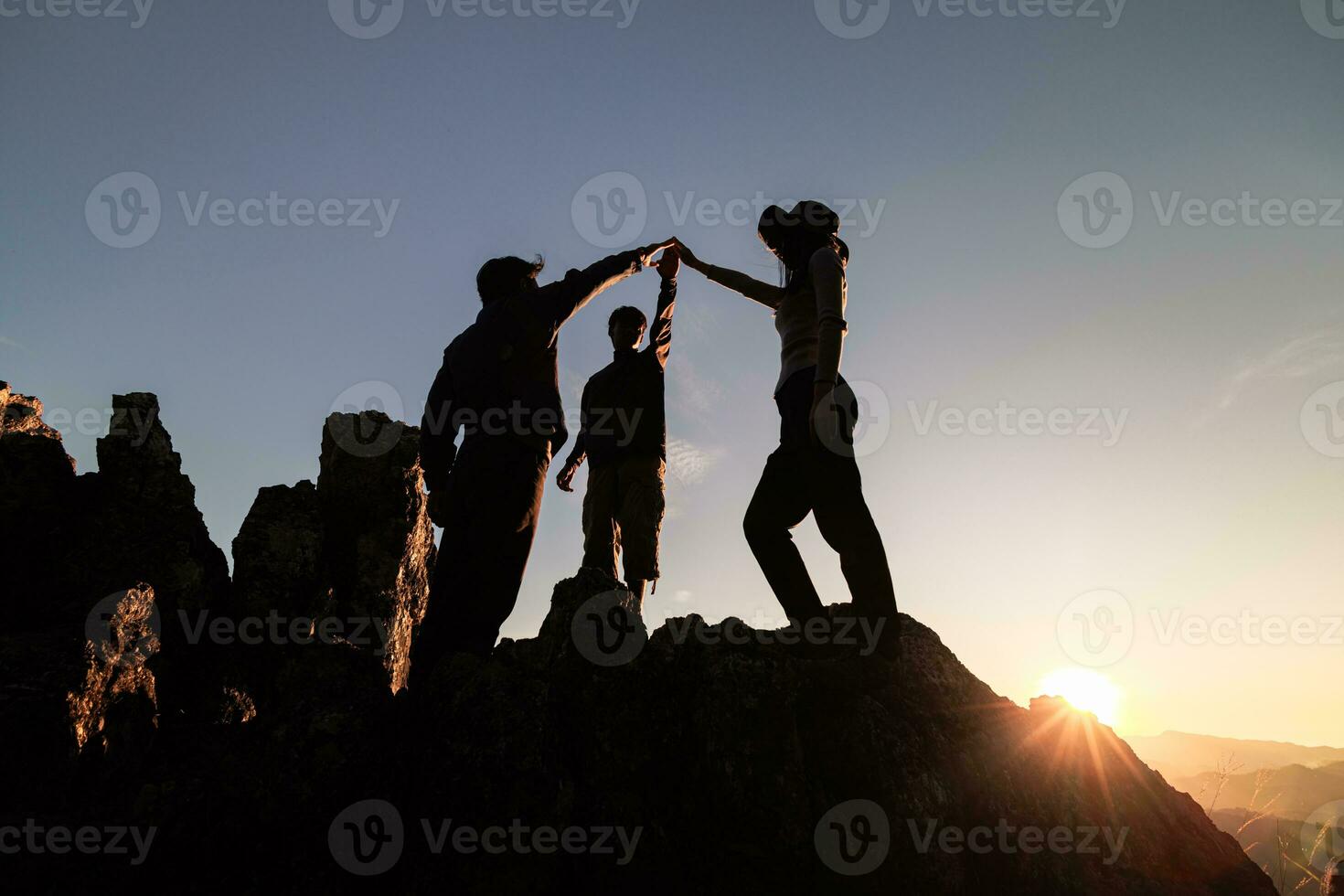 silhouette di contento lavoro di squadra hold mani su come un' attività commerciale riuscito, attività commerciale vittoria, raggiungere attività commerciale obiettivo, lavoro di squadra porzione mano fiducia assistenza. foto