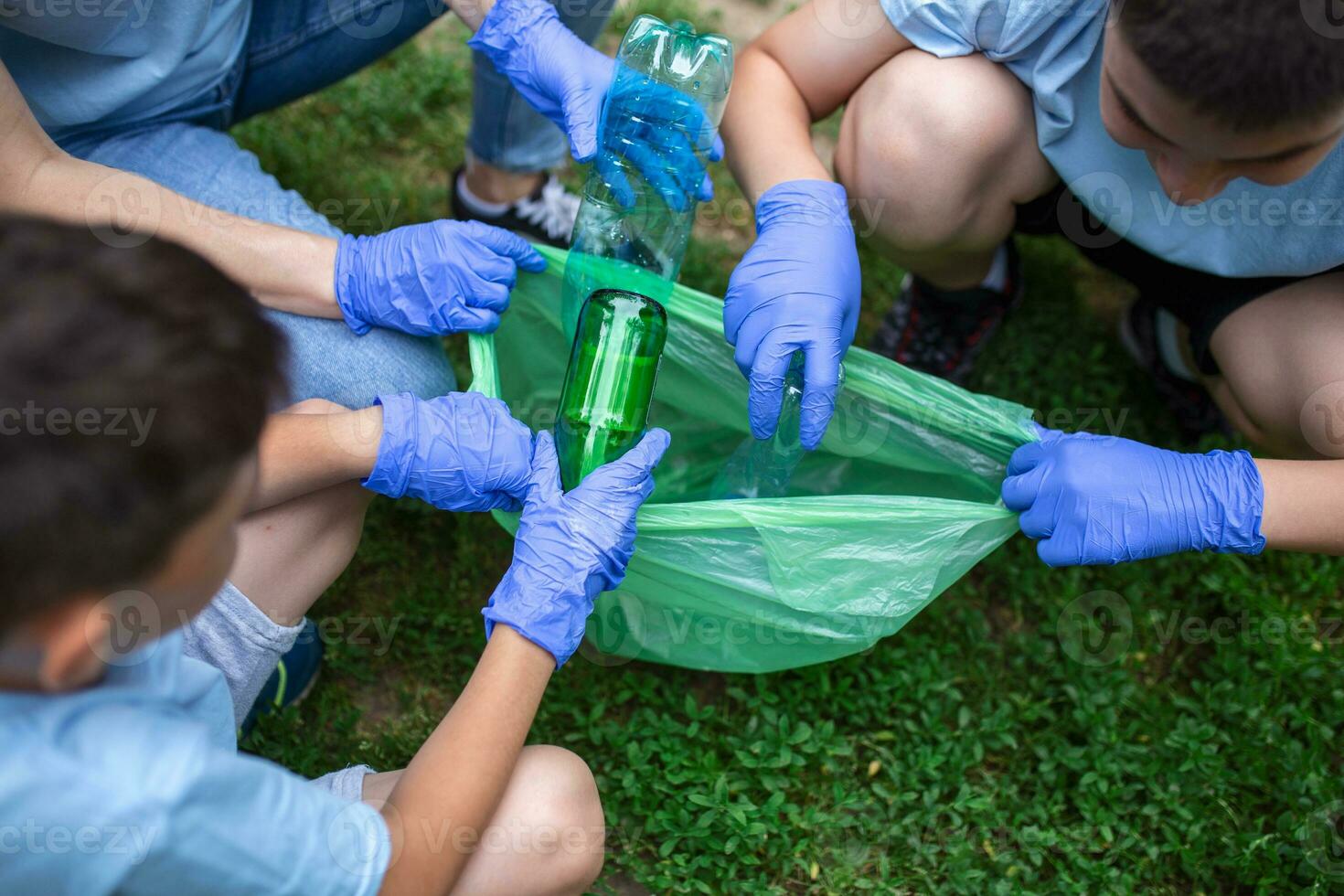 riciclare rifiuto rifiuti sciocchezze spazzatura spazzatura Rifiuto pulito addestramento. natura pulizia, volontario ecologia verde concetto.ambiente plastica inquinamento. foto