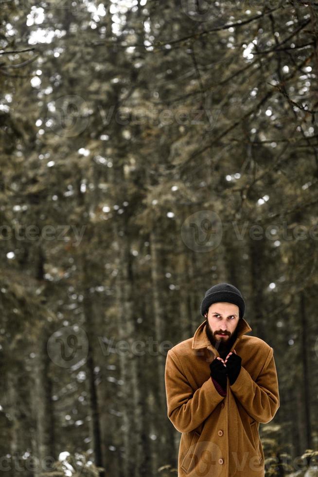 uomo nella foresta invernale foto