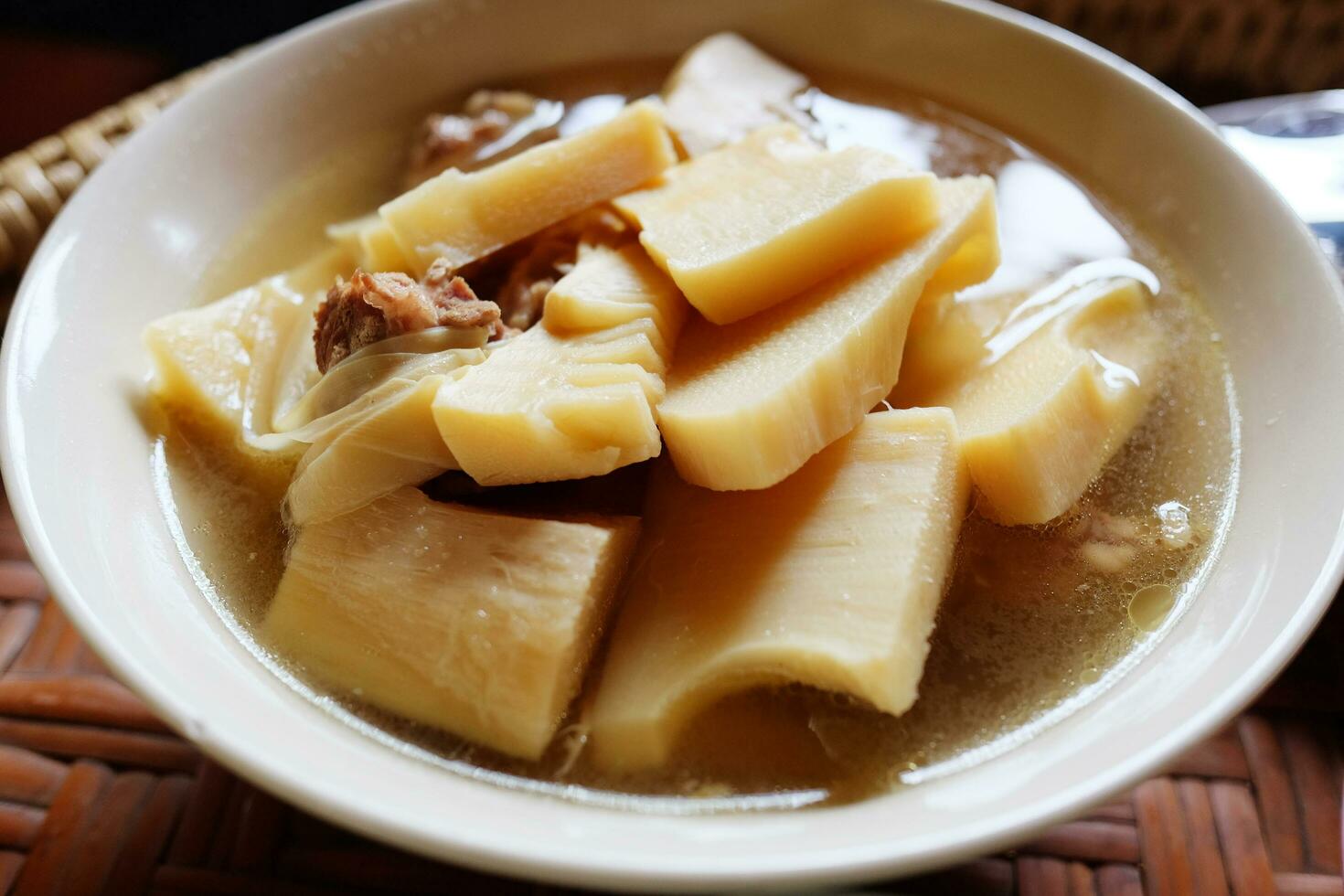 fatti in casa bambù sparare bollito con Maiale ossatura la minestra nel bianca ciotola è tradizione tailandese cibo. foto