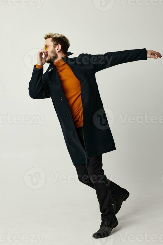 uomo nero cappotto movimento danza moda moderno stile isolato sfondo foto