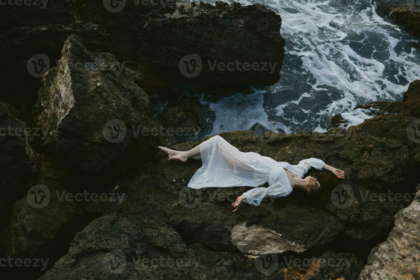 bellissimo sposa nel bianca nozze vestito su mare riva bagnato capelli natura foto