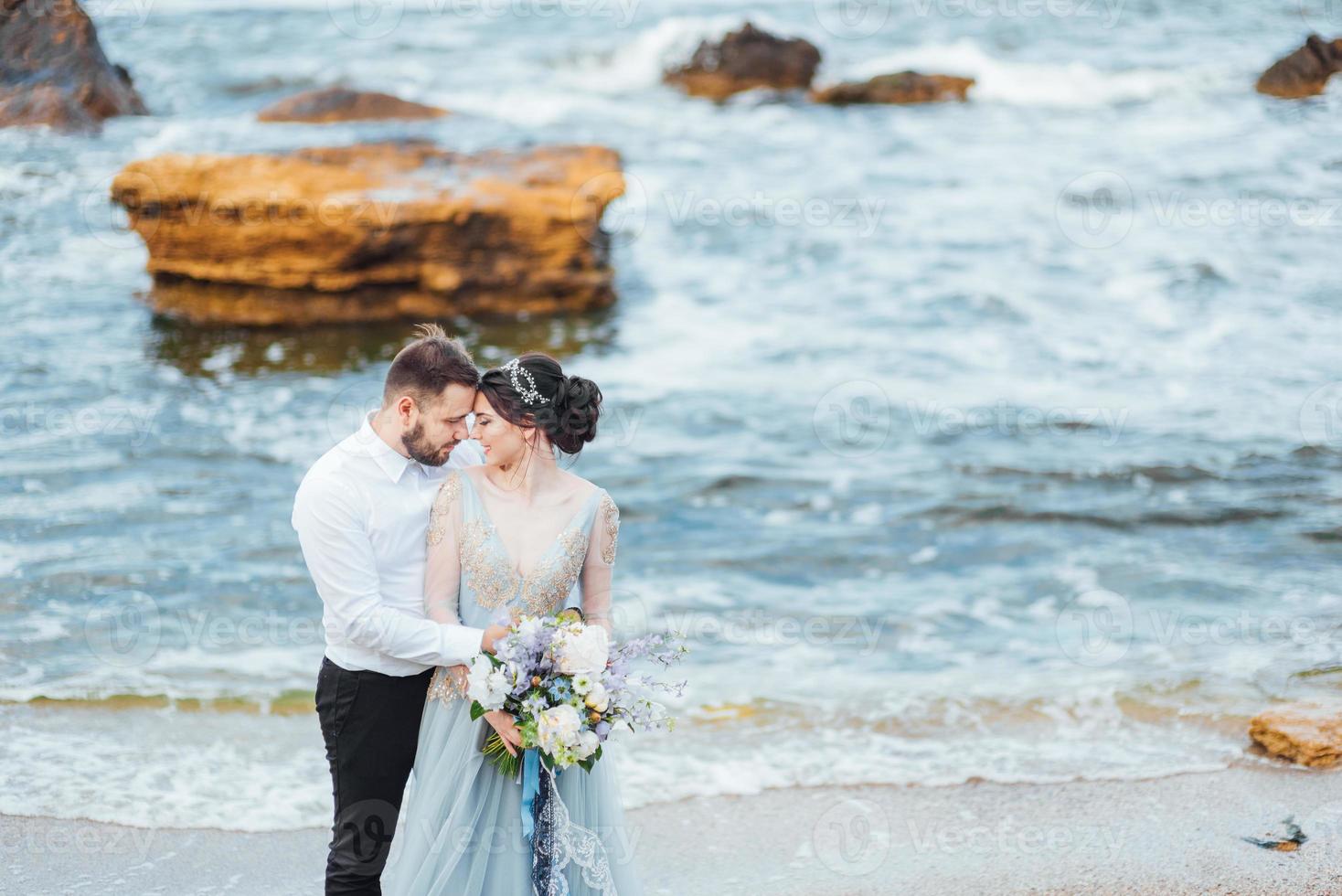 stessa coppia con una sposa in una passeggiata vestito blu foto