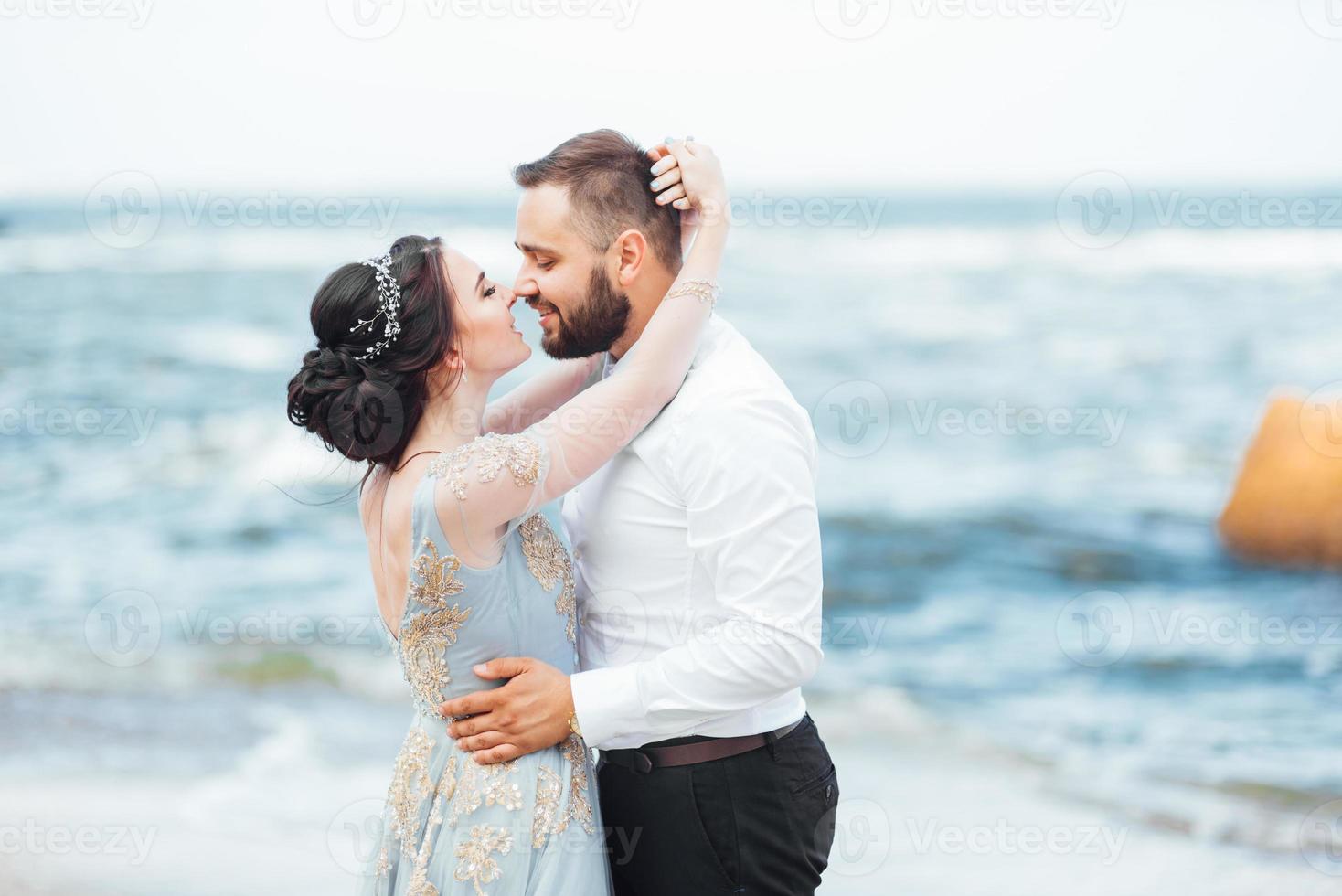 stessa coppia con una sposa in una passeggiata vestito blu foto