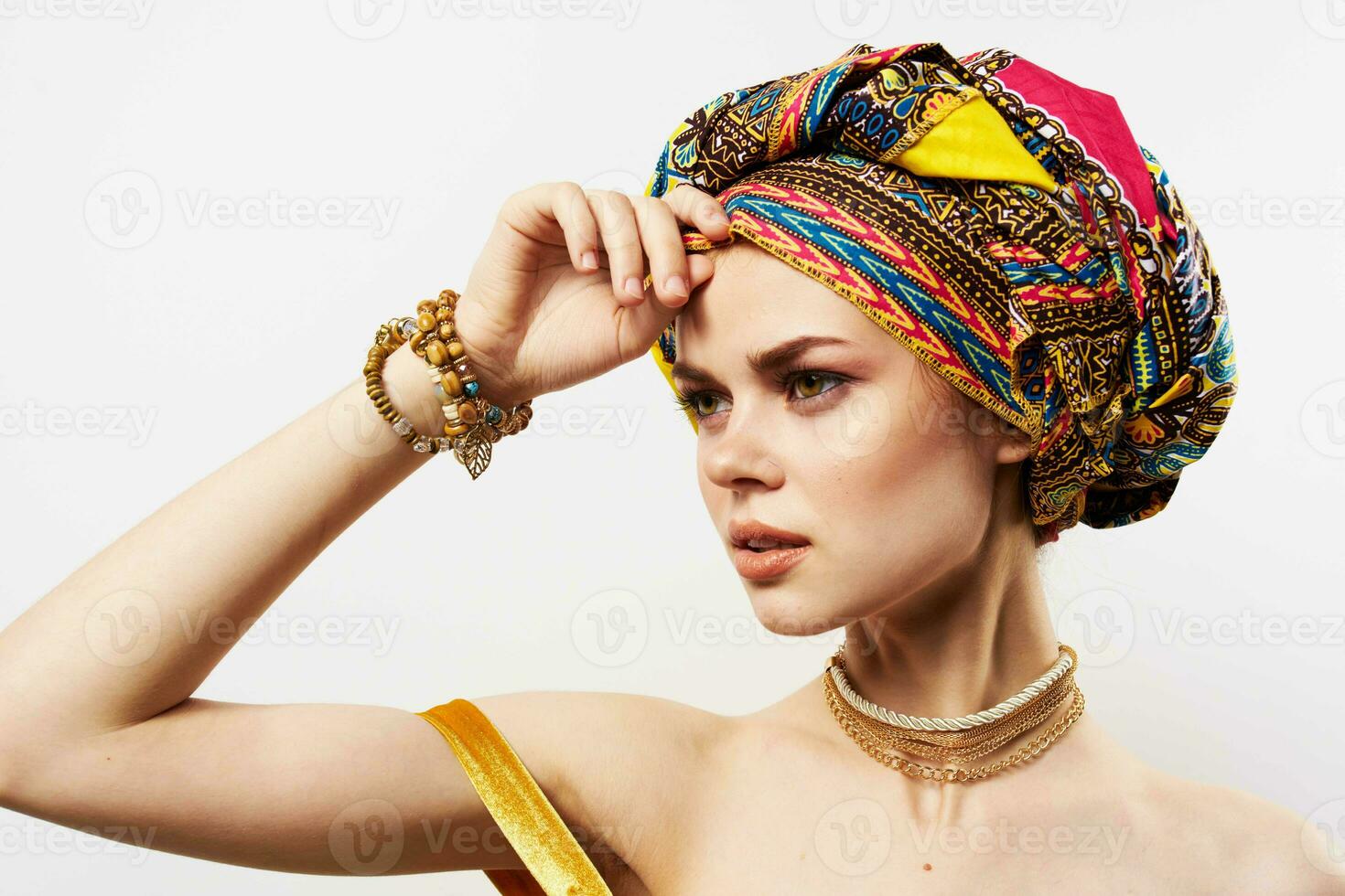 allegro bella donna nel multicolore turbante africano stile e moda in posa foto