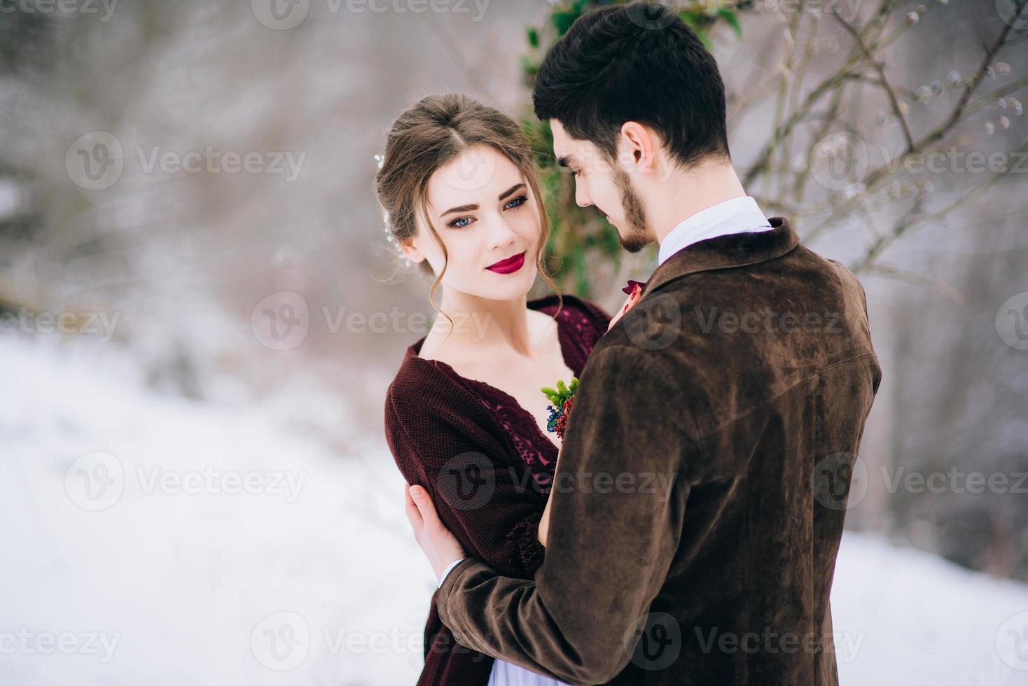 camminare lo sposo e la sposa nei monti carpazi foto