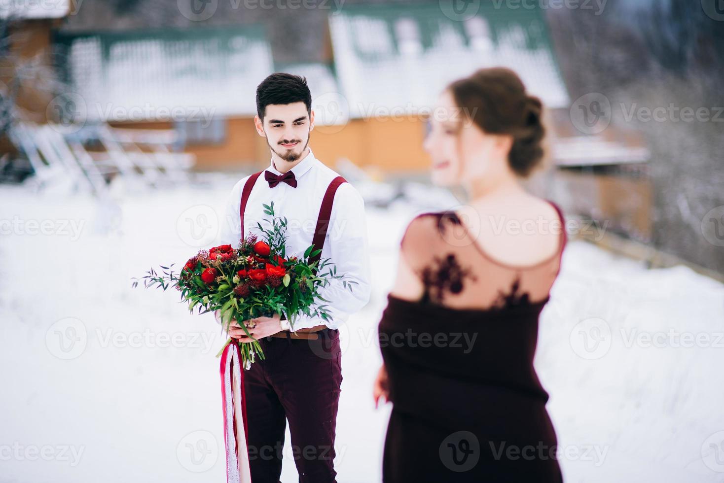 camminare lo sposo e la sposa nei monti carpazi foto