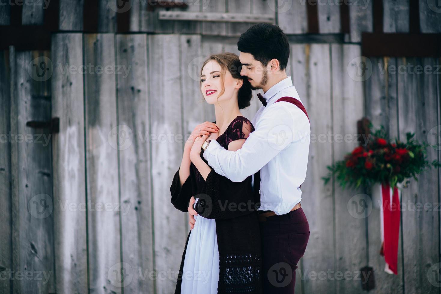 camminare lo sposo e la sposa nei monti carpazi foto