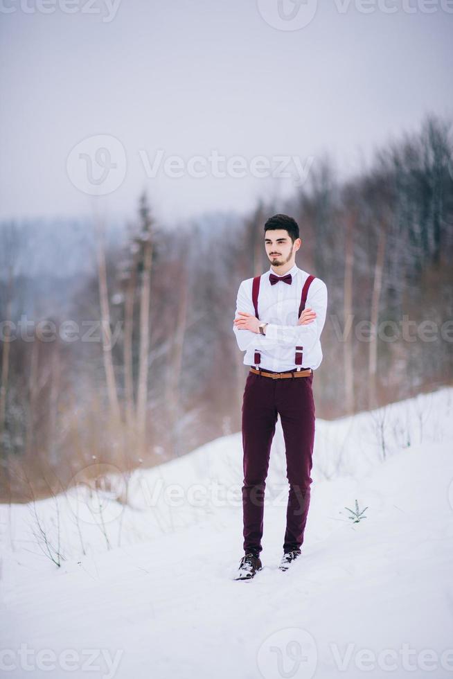 camminare lo sposo e la sposa nei monti carpazi foto