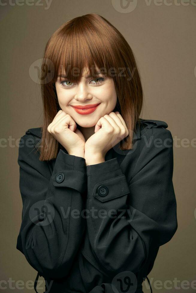 bellissimo ragazza nel moda Abiti Guarda a il telecamera foto