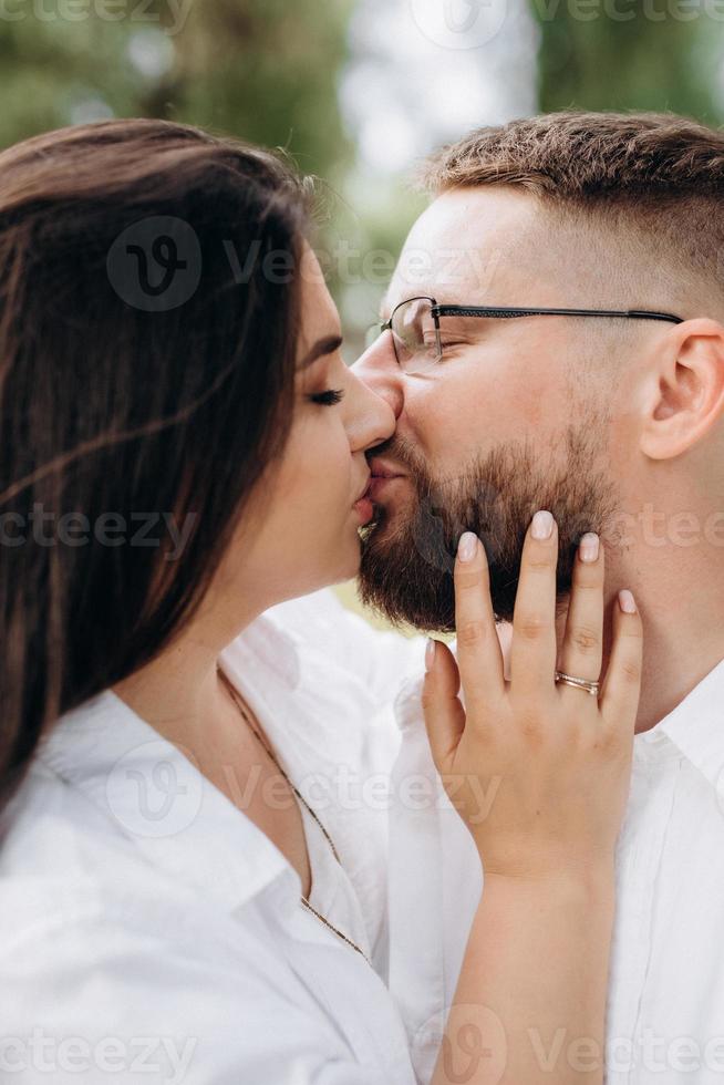 giovane coppia innamorata di un ragazzo con la barba e una ragazza con i capelli scuri in abiti leggeri foto