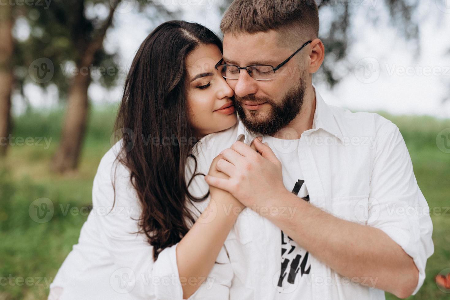 giovane coppia innamorata di un ragazzo con la barba e una ragazza con i capelli scuri in abiti leggeri foto