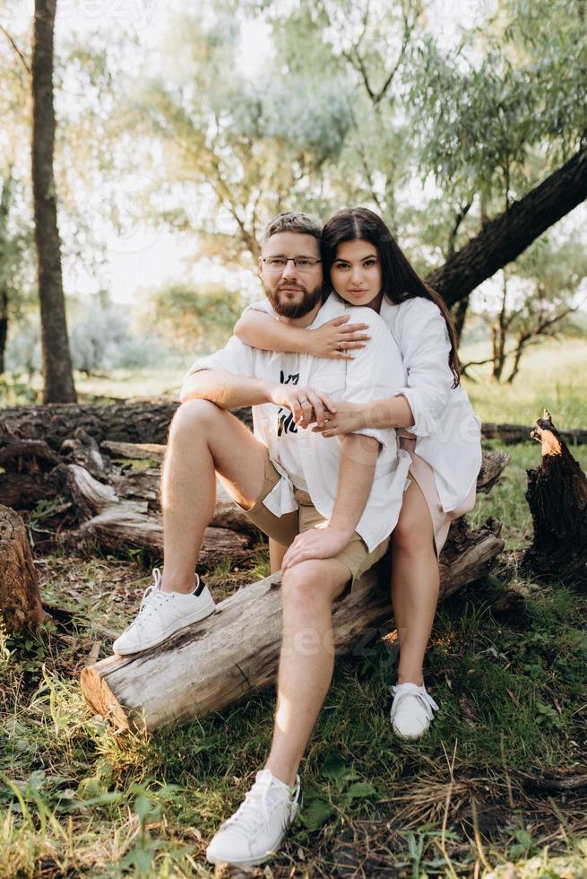 giovane coppia innamorata di un ragazzo con la barba e una ragazza con i capelli scuri in abiti leggeri foto