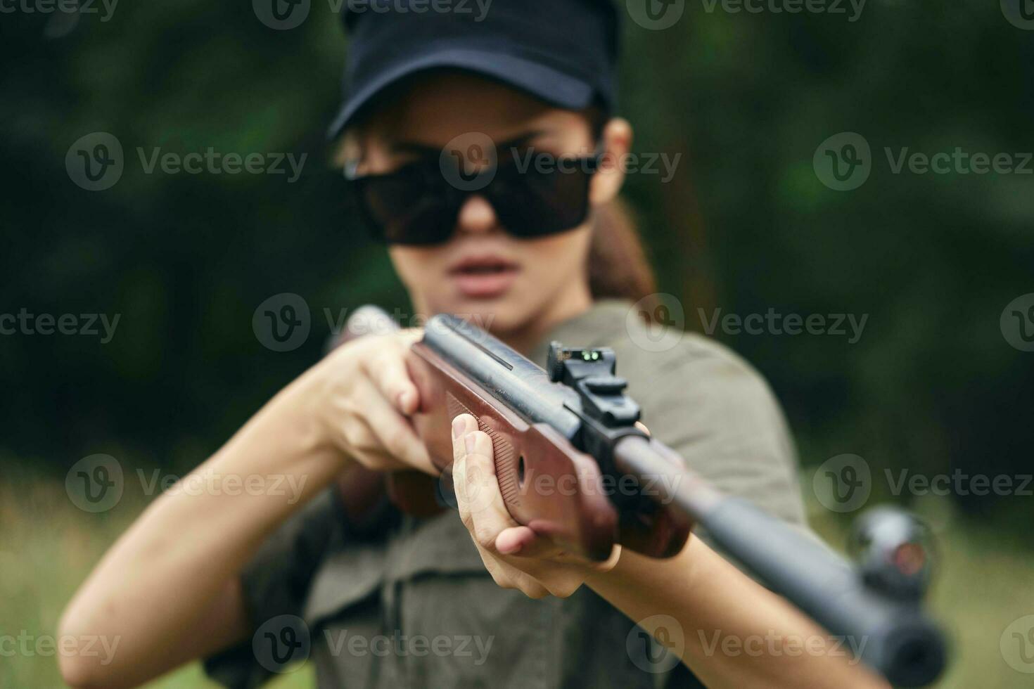 donna arma nel mano mirando scopo stile di vita nero berretto foto