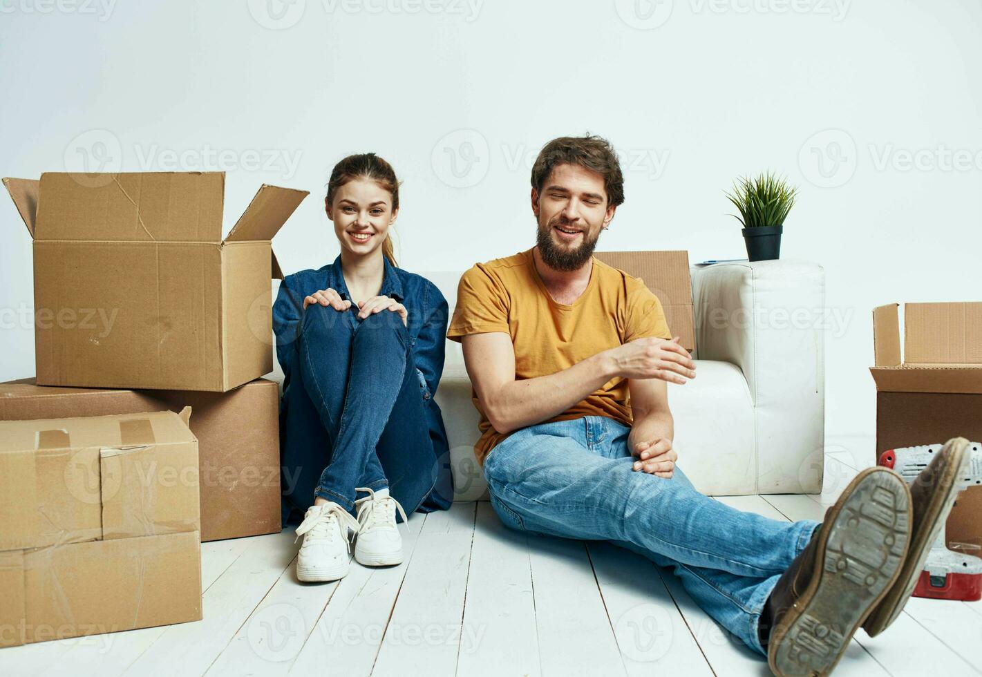 uomo e donna in movimento appartamento fiore in vaso e scatole riparazione utensili foto