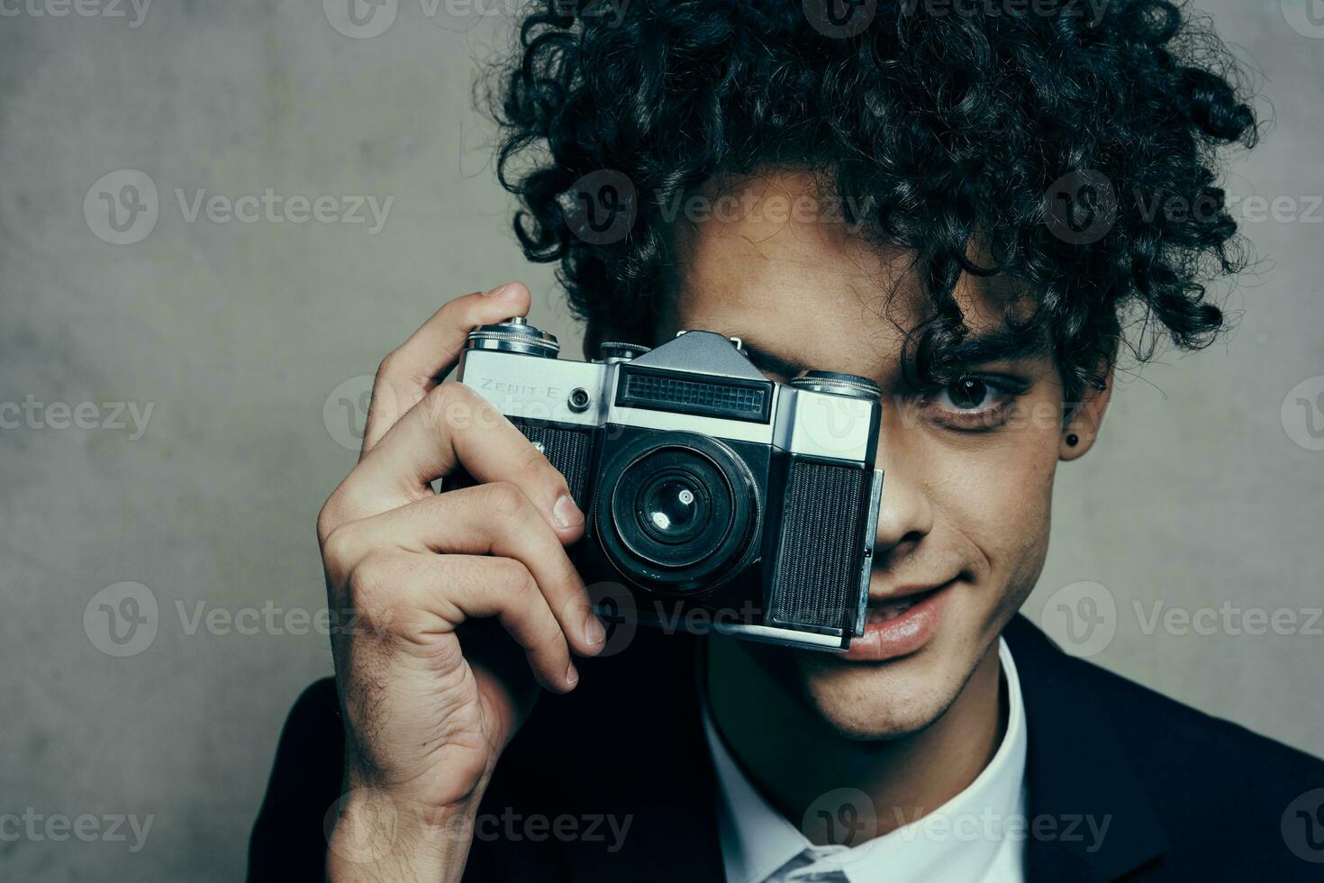 stravagante tipo con un' telecamera nel il suo mano nero giacca bianca camicia passatempo divertimento foto