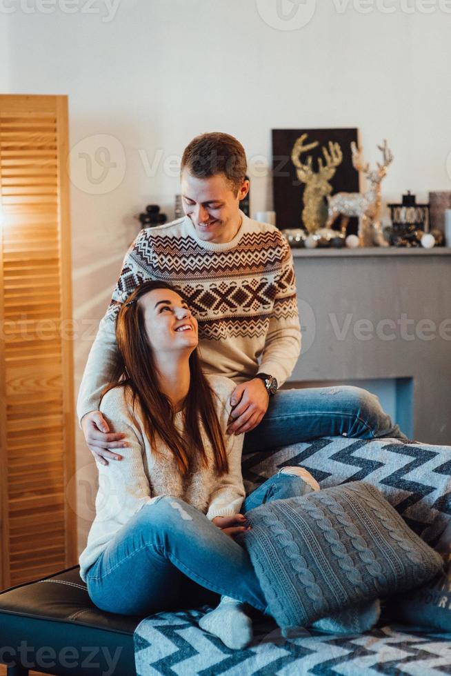 ragazzo e una ragazza festeggiano il nuovo anno insieme e si scambiano regali foto