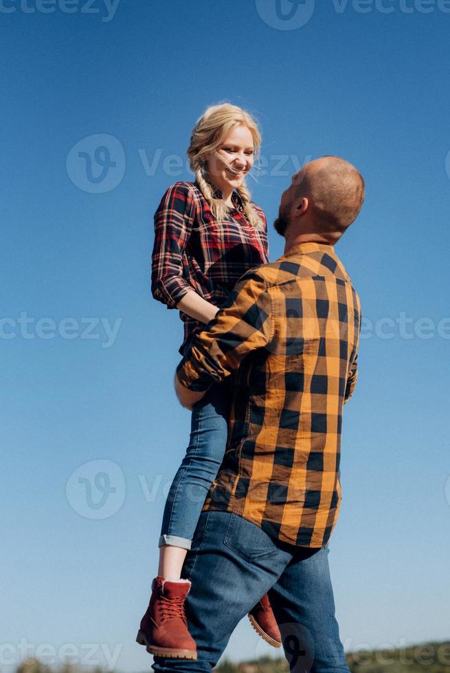 ragazzo e ragazza in camicie in gabbia e scarpe da trekking foto