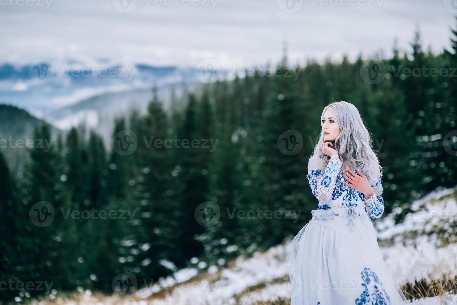 sposa in bianco nelle montagne dei carpazi foto