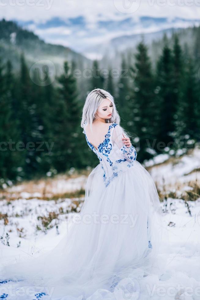 sposa in bianco nelle montagne dei carpazi foto