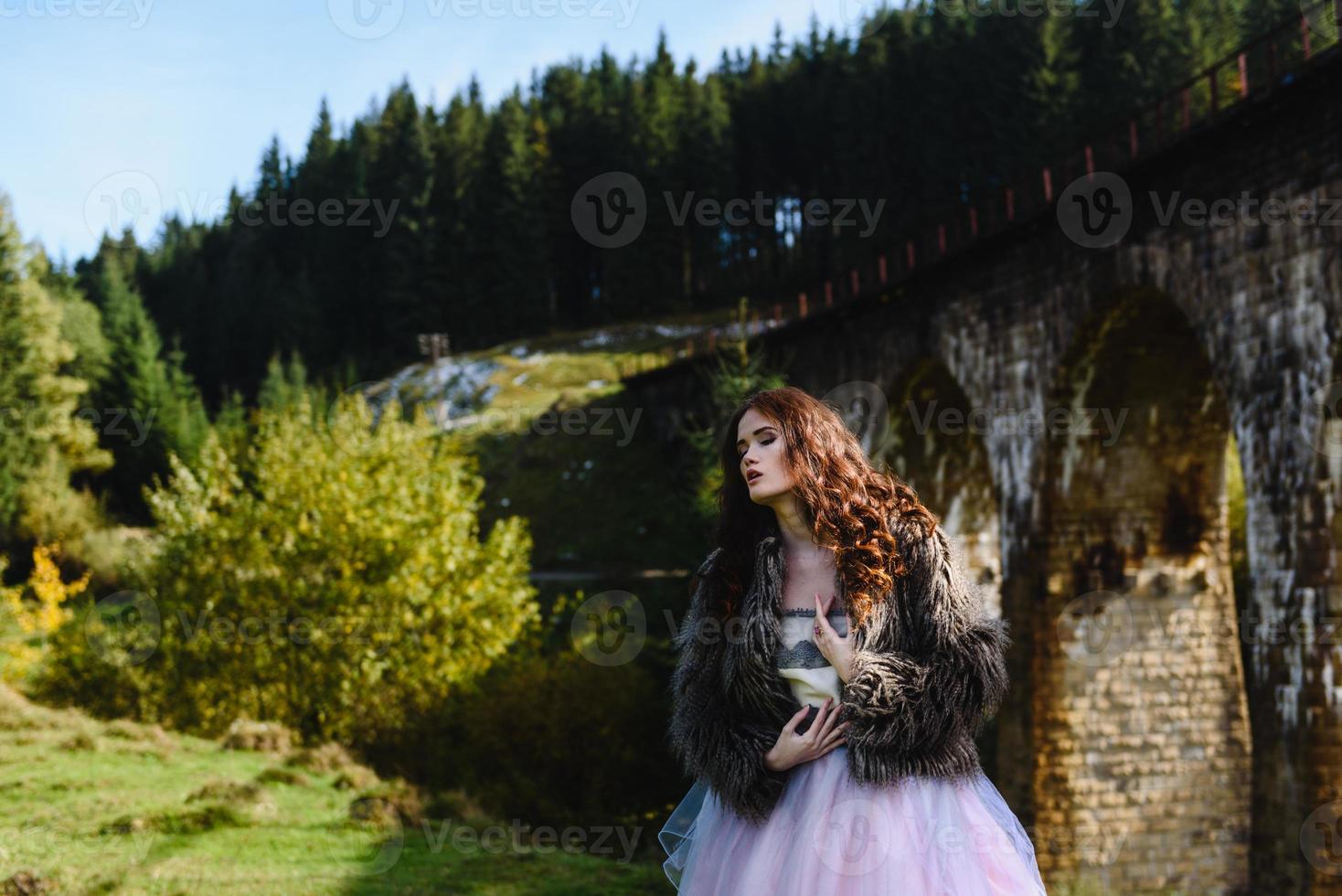 la sposa cammina sotto un ponte foto