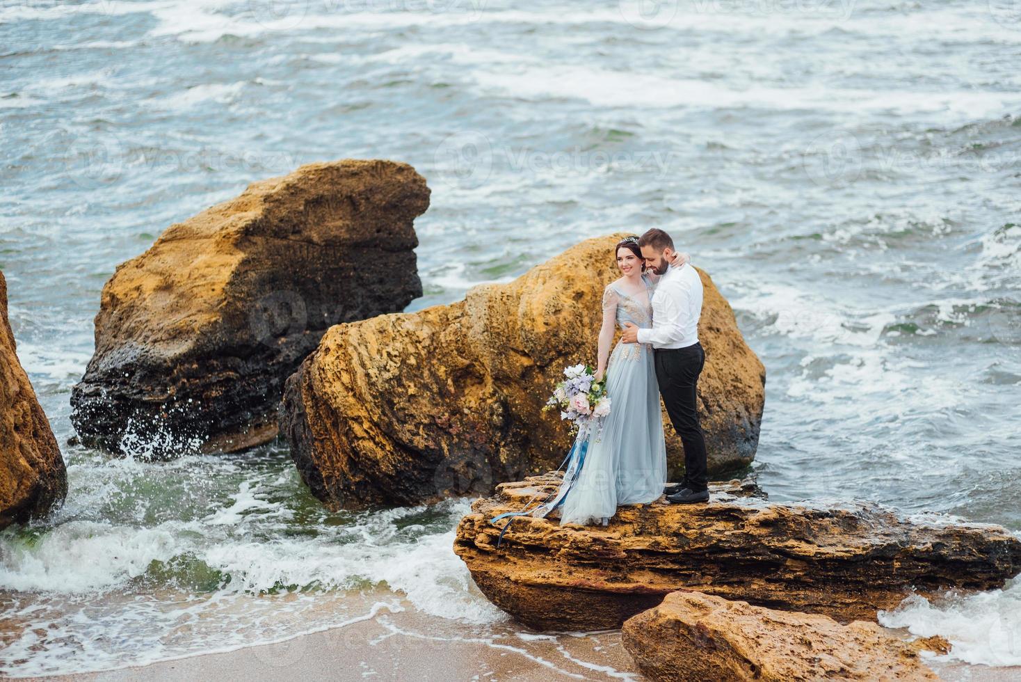 stessa coppia con una sposa in una passeggiata vestito blu foto