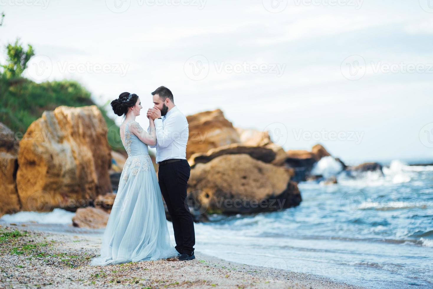 stessa coppia con una sposa in una passeggiata vestito blu foto