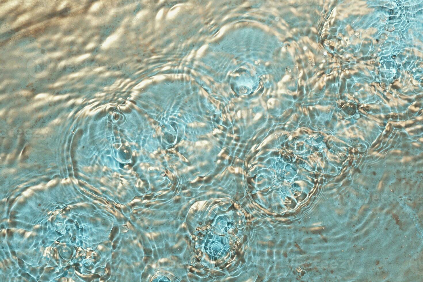 cosmetico idratante micellare acqua. oro polvere particelle le forme su acqua superficie. astratto liquido ondulato sfondo foto