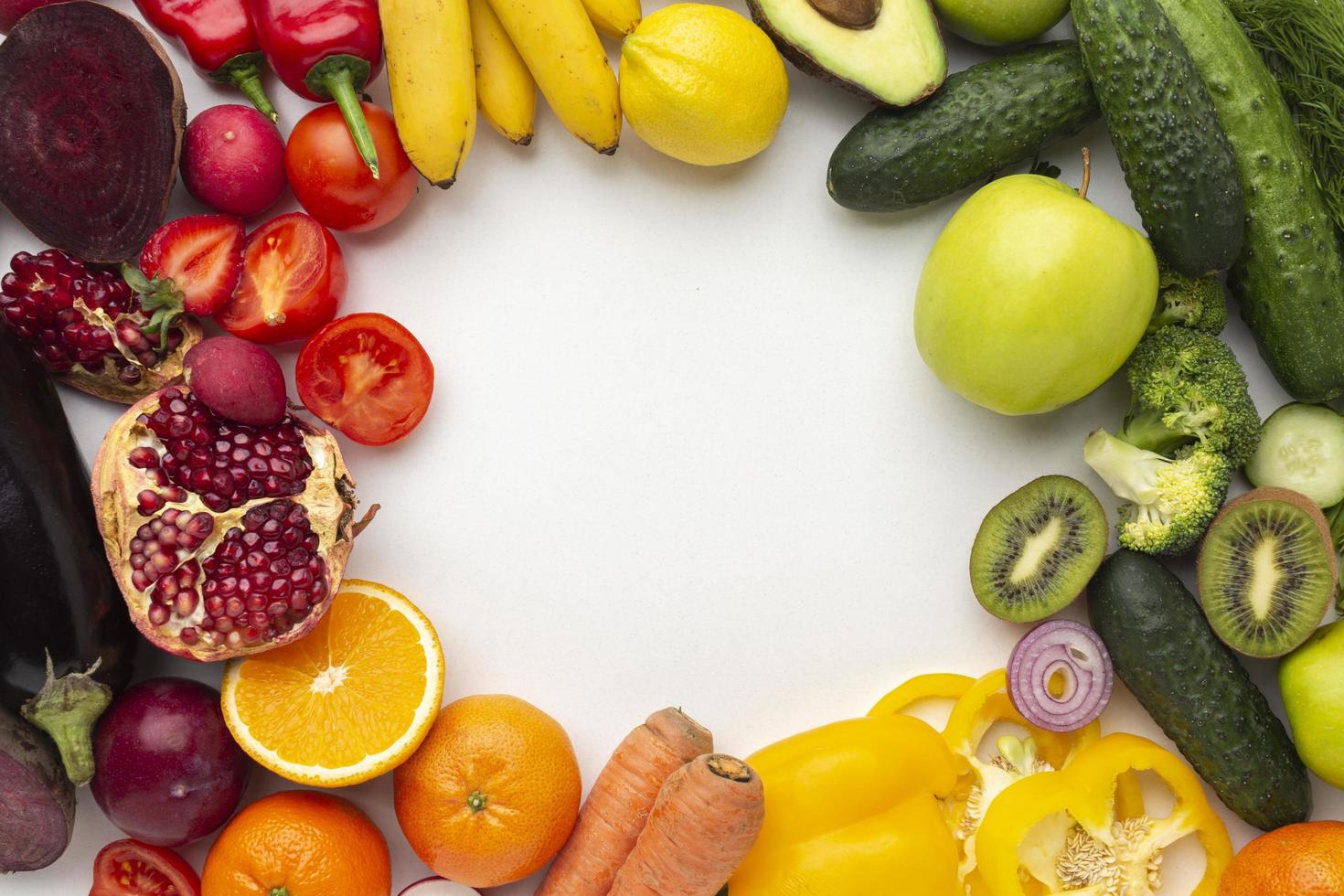 disposizione piatta di frutta e verdura con uno spazio bianco foto